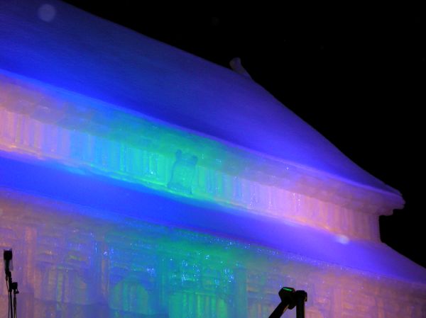 ライトアップされた「故宮・太和殿」の氷像
